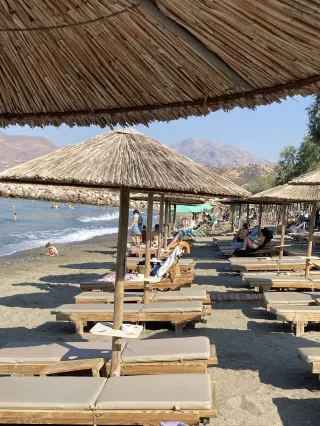 Kokkinos pirgos spiaggia a Creta - ombrelloni gratis