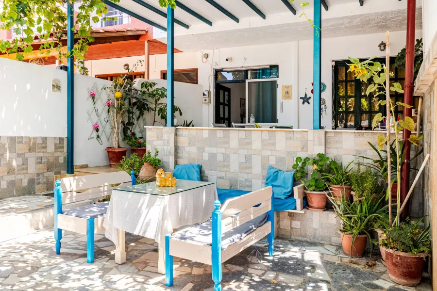 outdoor dining table in the courtyard